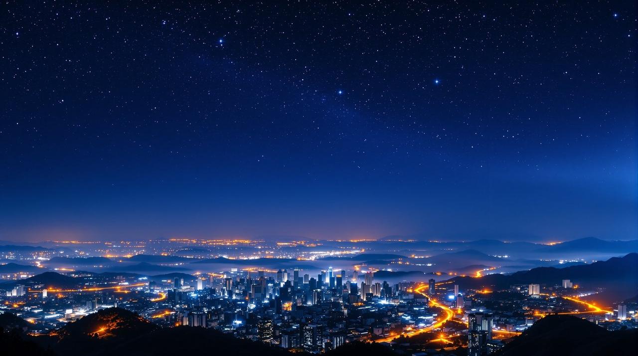 午夜蓝与路灯金交织的城市夜景